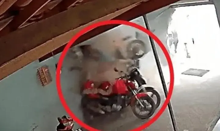 Pernambuco; Motociclista desgovernado invade estabelecimento em alta velocidade