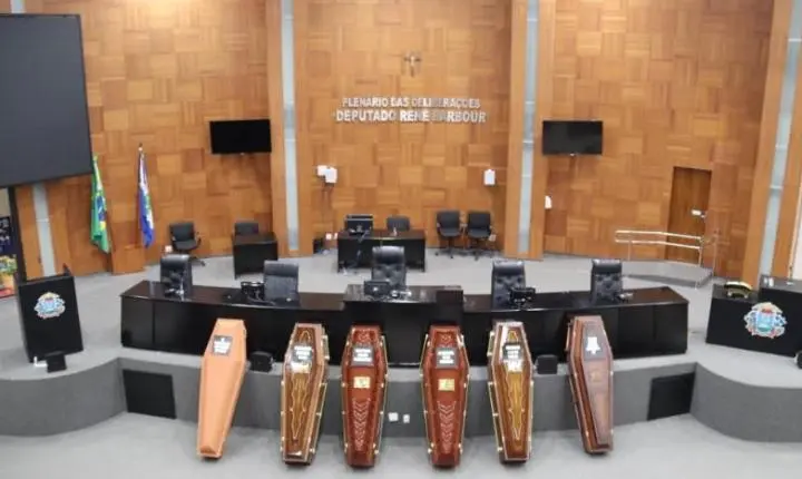 Pescadores colocam caixões na ALMT em protesto contra Lei do Transporte Zero