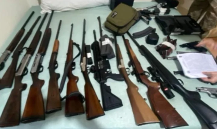 Polícia encontra arsenal com 50 armas após denúncia de violência doméstica em Cáceres