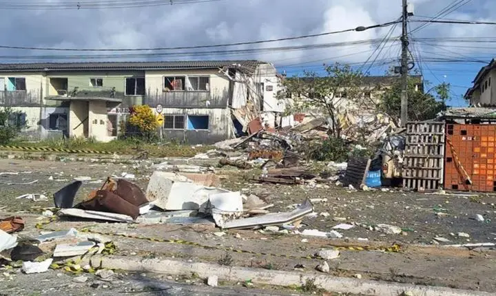 Prédio desaba após explosão em Maceió; há três mortos