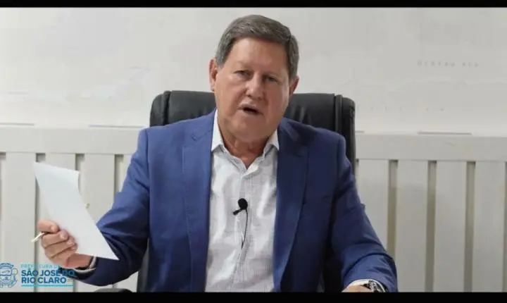 Prefeito obriga servidores que não se vacinaram a voltar ao trabalho presencial