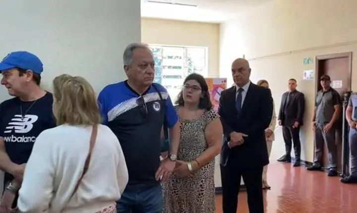 Presidente do TSE, Alexandre de Moraes enfrenta problema com a urna ao votar em São Paulo