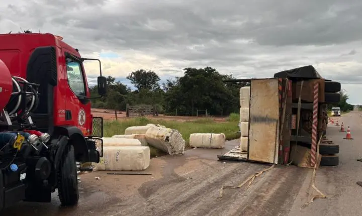 Primavera do Leste; Carreta tomba na MT-130, parte da carga pega fogo