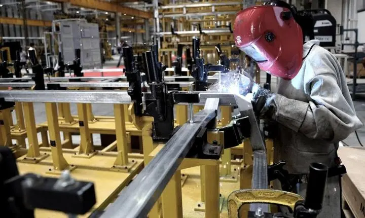 Produção industrial do país recua 2,4% em janeiro e anula parte da expansão de dezembro