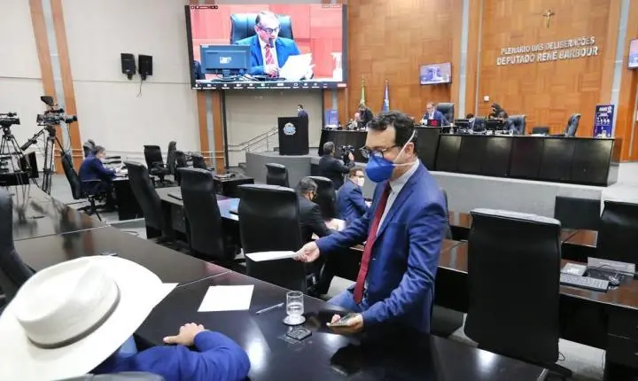 Projeto que proíbe alunos de filmarem professores sem autorização é aprovado pela Assembleia de MT