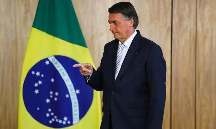 Randolfe pede ao STF bloqueio de bens de familiares de Bolsonaro por compra de imóveis em dinheiro