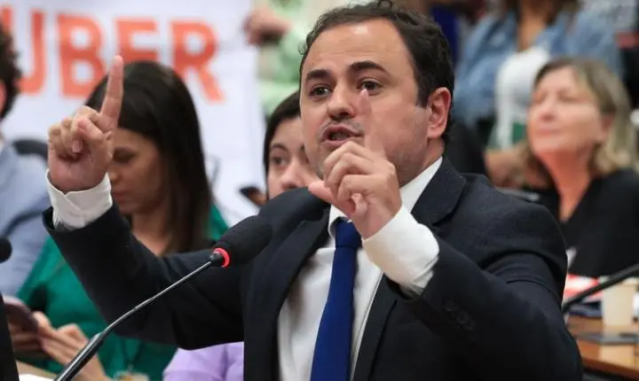 Relatório pede abertura de processo contra deputado Glauber Braga