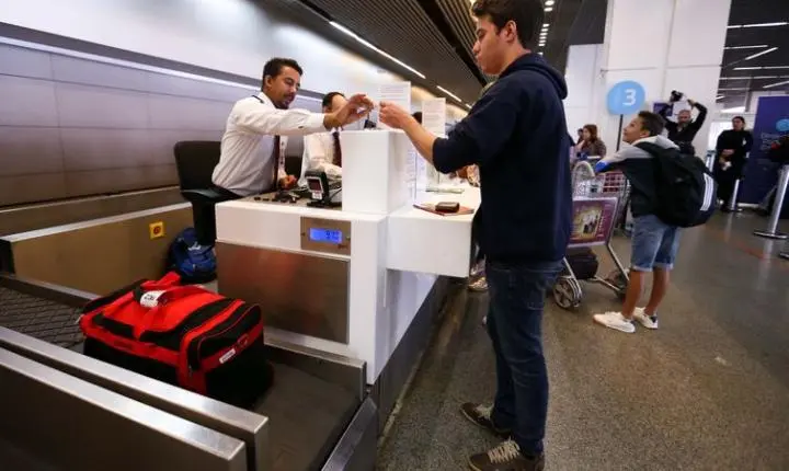 Saiba como autorizar viagem de menores sem precisar ir a cartório