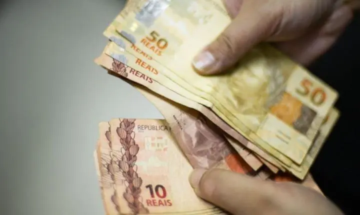 Salário mínimo deve subir para R$ 1.210 em 2022, estima relator do Orçamento