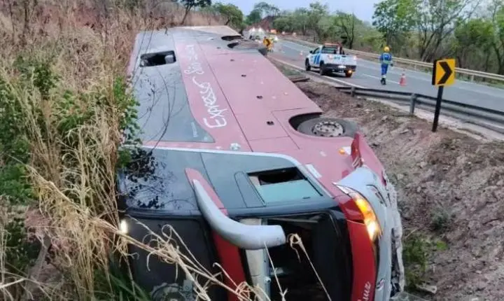 Serra da Petrovina; Ônibus com destino a Natal (RN) tomba e deixa dois feridos