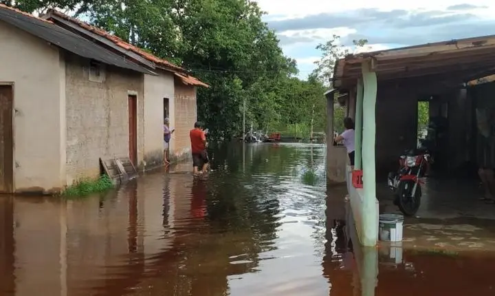 Sobe para 13 o número de municípios que decretaram emergência por causa das chuvas fortes em MT