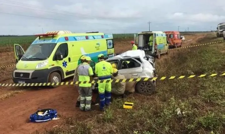 Uma pessoa morre e 3 ficam feridas em acidente entre carro e caminhão em Nova Mutum