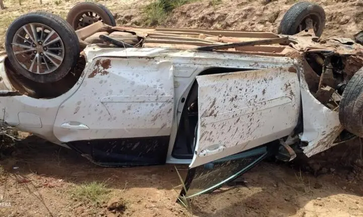 Veículo com placa de Nova Mutum capota após desviar de buraco na MT-020 próximo ao Posto Shalom