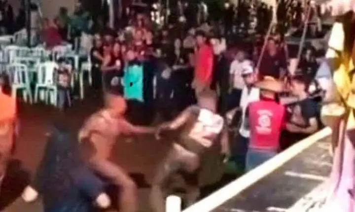 Vídeo; Fiéis trocam socos e chutes na lama durante festa de igreja em MT