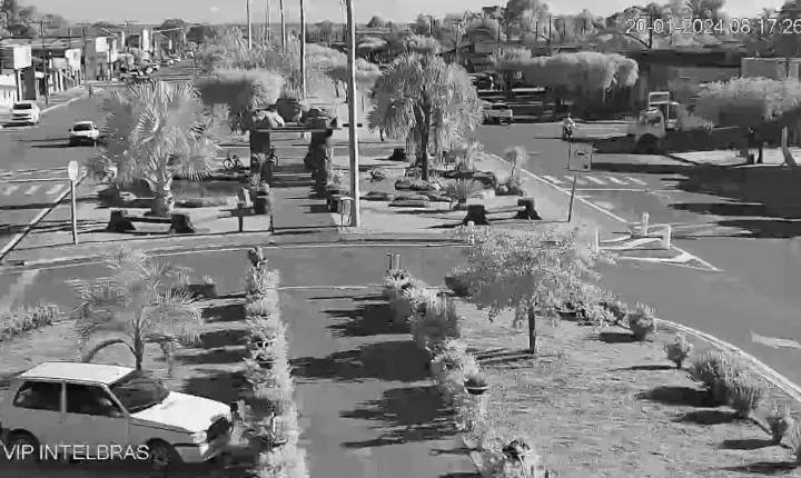 Vídeo mostra motorista destruindo canteiro central de avenida em MT