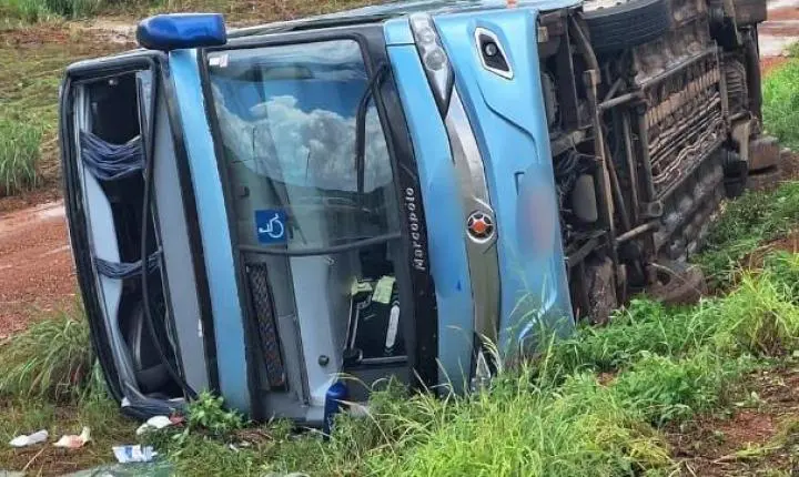 Vídeo; Ônibus de viagem tomba às margens da BR-163 e deixa feridos em MT